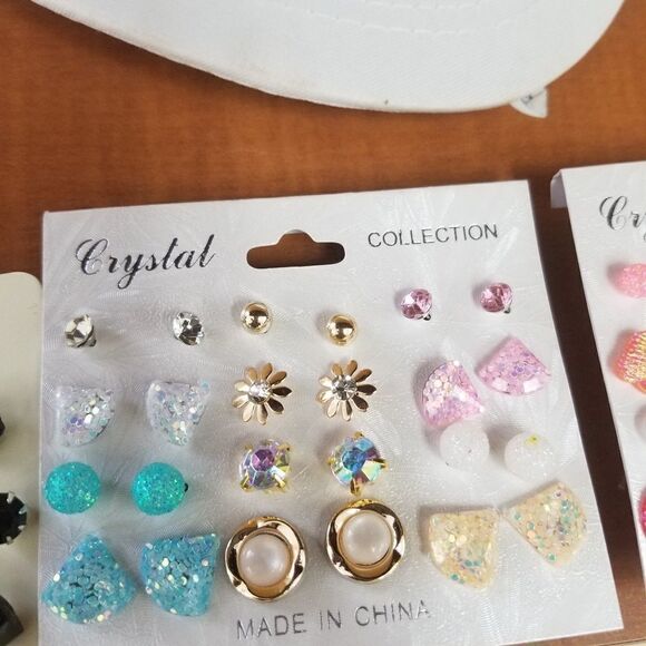 1* pair Random Stud earrings - Picture 1 of 6